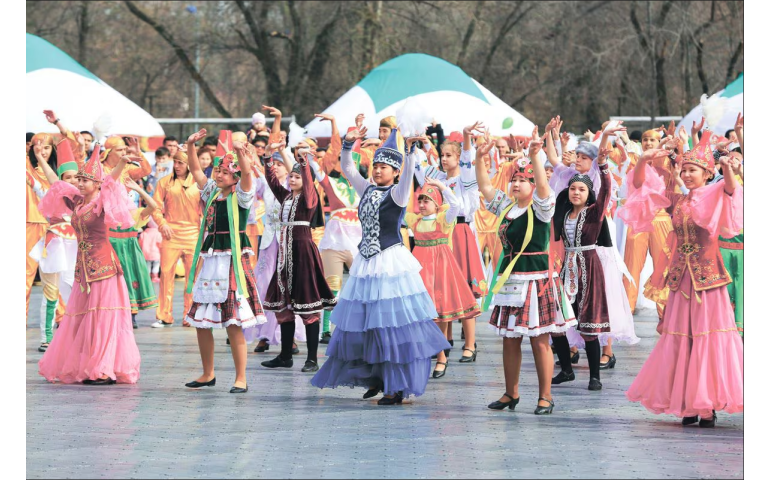 Казахстан: 18 хүртэлх насны бүх хүүхдэд хүүхдийн мөнгө олгоно